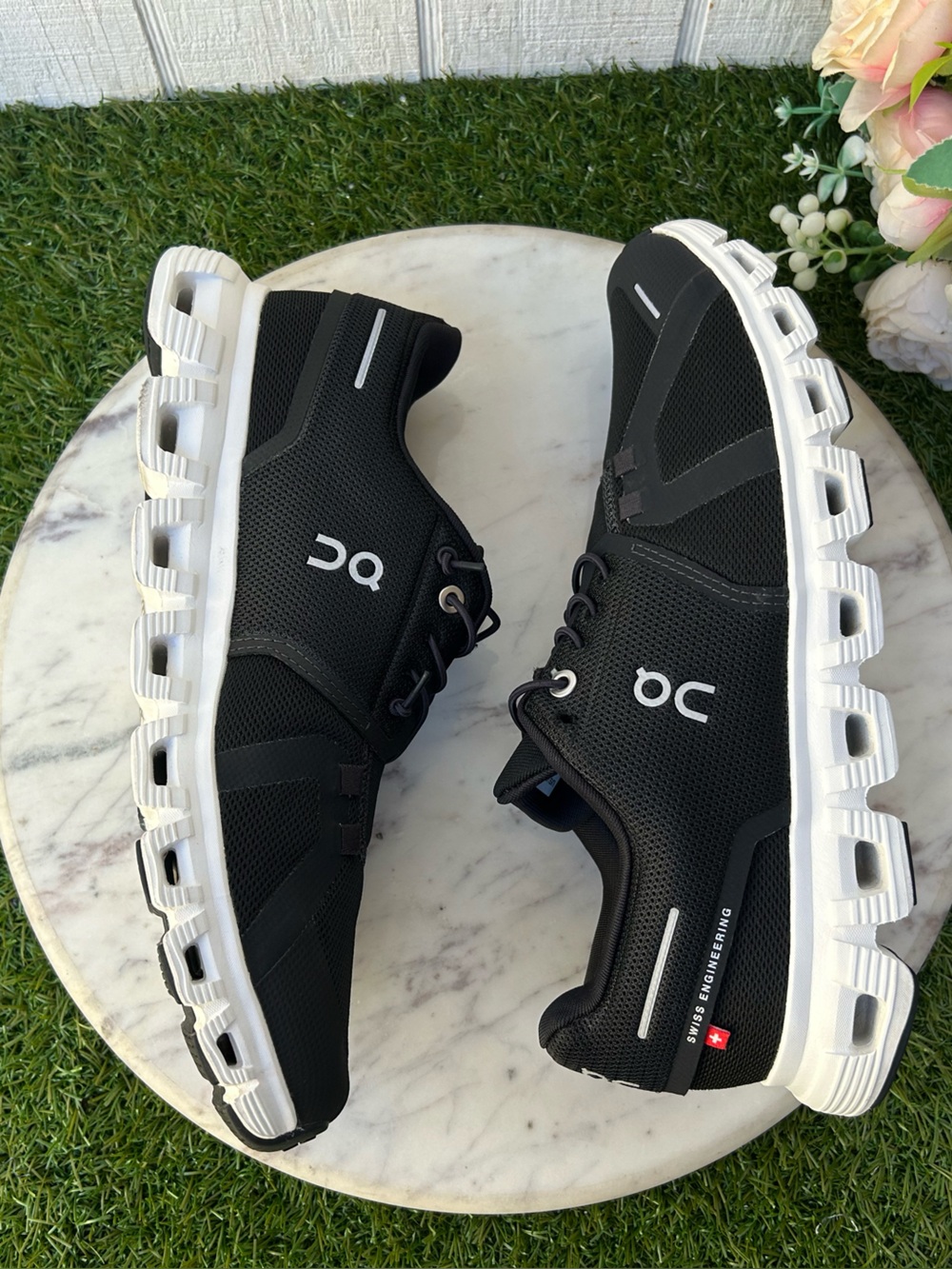 On Cloud 6 Sneakers in Black /white women size 9.5 gently used - Picture 12 of 16